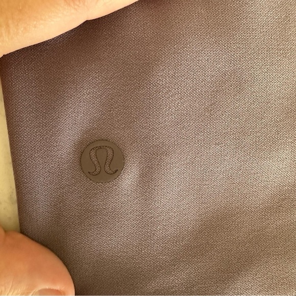 Lululemon On The Fly Short Woven 2.5" size: 2 - Picture 4 of 6